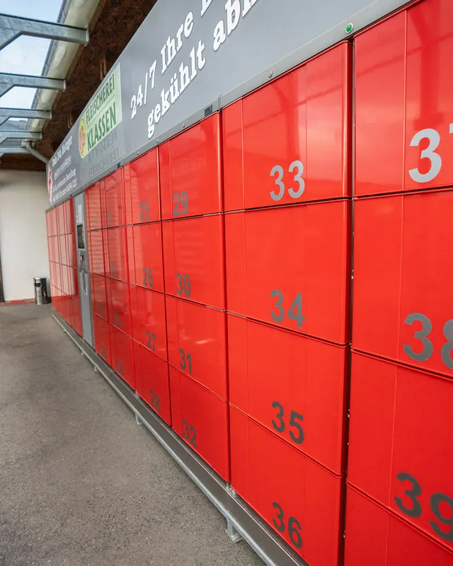Die rote 24/7-Abholstation mit gekühlten Schließfächern in Temmels