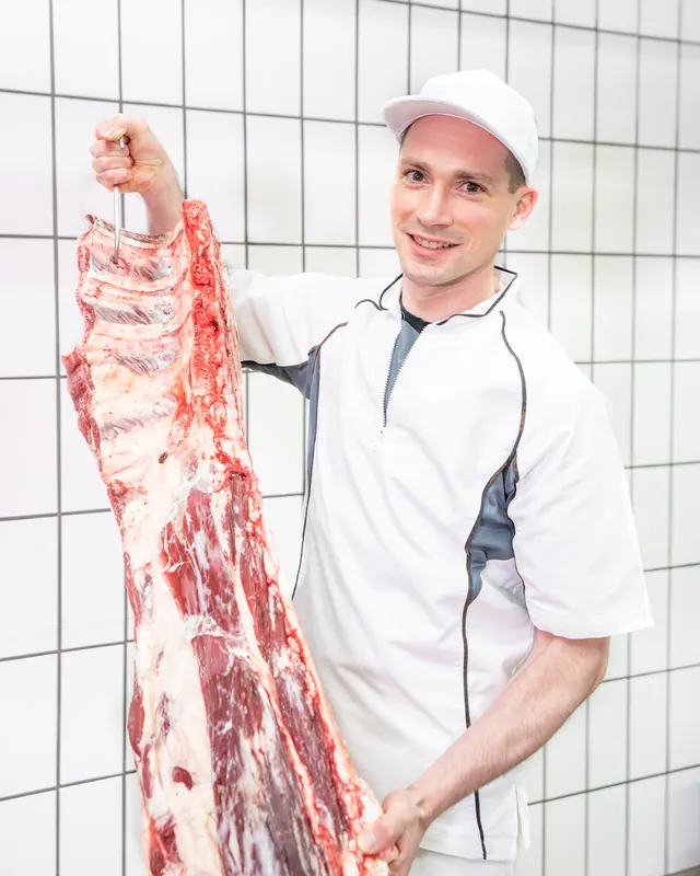 Ein Metzger der Fleischerei Klassen in der Zerlegung