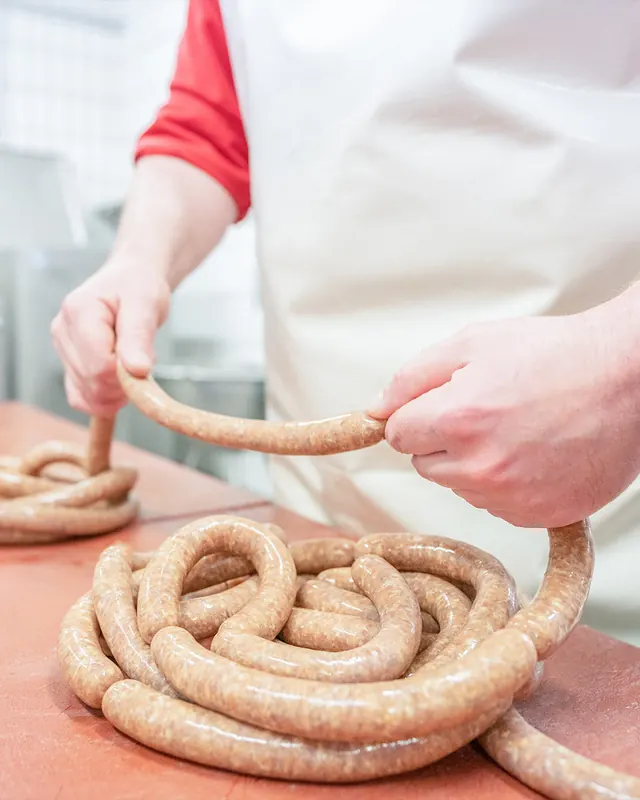 Frische Bratwurst wird von Hand abgedreht