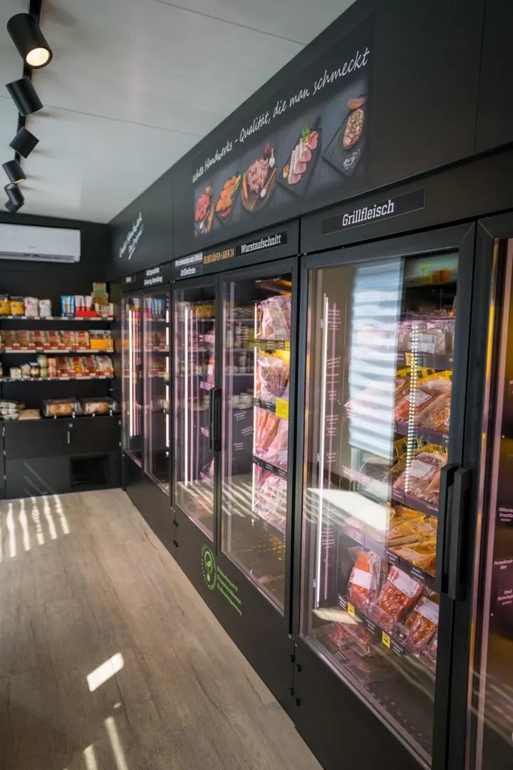 Kühlschrank-Wand mit Grillfleisch im Smart Store