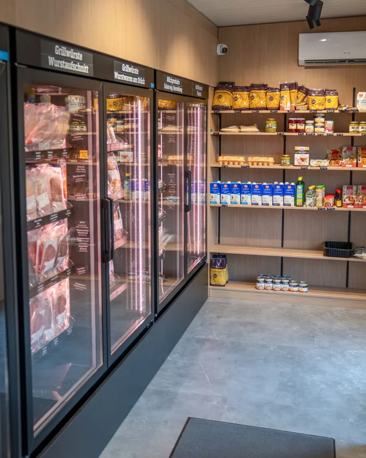 Kühlschränke und Vorratsregal mit Nudeln, Eiern und Milch