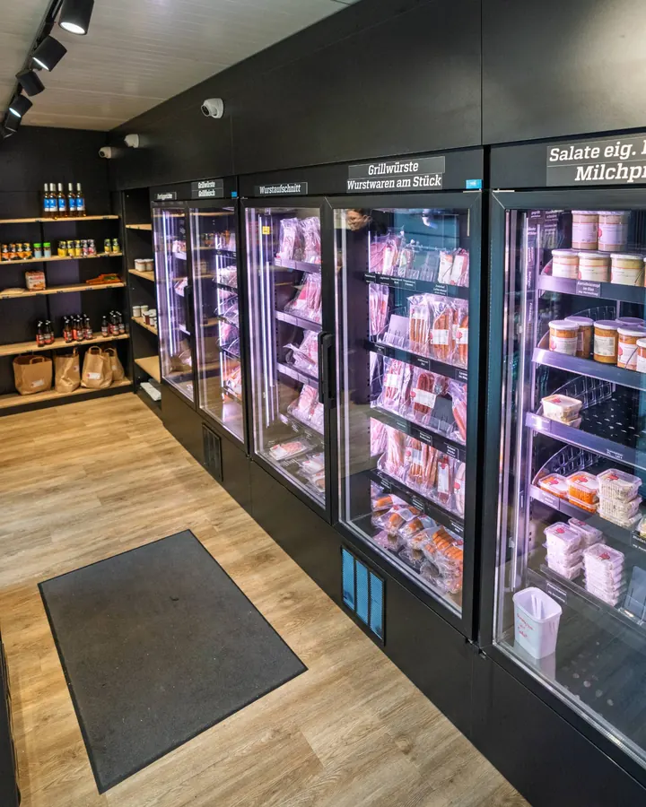 Kühlschrank-Wand mit Wurst, Salaten und Getränkeregal