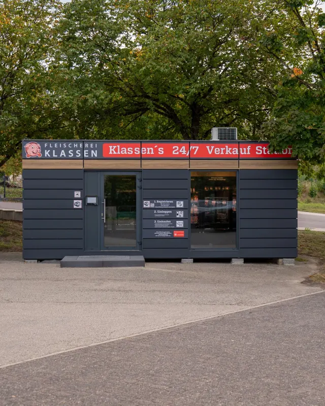 Ein Klassen Smart Store unter großen Bäumen