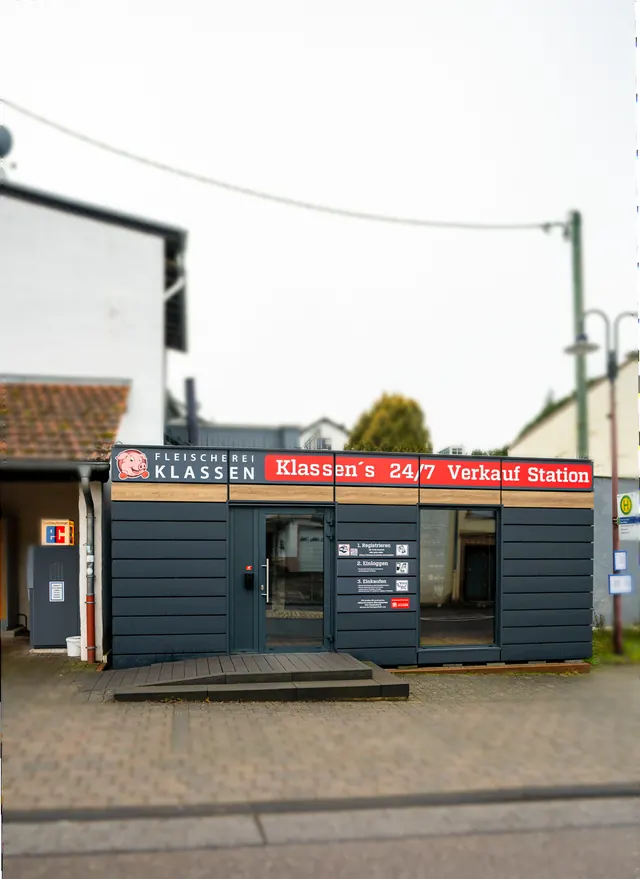 Ein Klassen Smart Store an einer Dorfstraße
