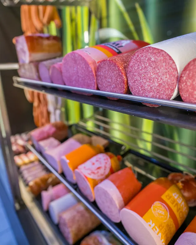 Wurst aus eigener Herstellung in der Theke